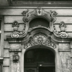 bogata dekoracja rzeźbiarska nad fragmentem drzwi