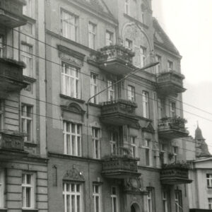 trzypiętrowa kamienica z suteryną i użytkowym poddaszem zwieńczona ozdobnym szczytem