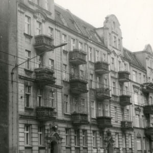 trzy, trzypiętrowe kamienice z suteryną i użytkowym poddaszem zwieńczone ozdobnymi szczytami 