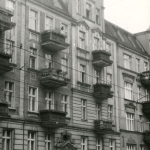 trzypiętrowa kamienica z suteryną i użytkowym poddaszem, zwieńczona ozdobnym szczytem