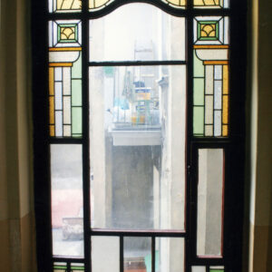 kolorowy witraż w oknie z motywami geometrycznymi