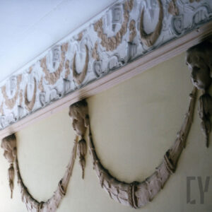 motywy roślinne, girlandy i główki dziecięce w formie płaskorzeźby na ścianie