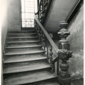 drewniane schody z bogato rzeźbioną balustradą