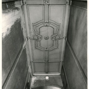 sufit z dekoracją rzeźbiarską