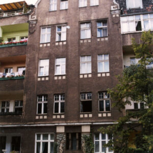 czteropiętrowa budynek z ozdobnym wejściem