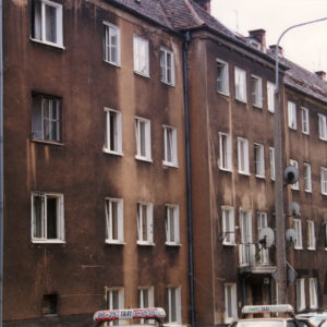 trzypiętrowy, prosty budynek z użytkowym poddaszem