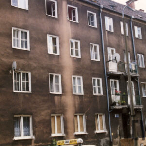 trzypiętrowy, prosty budynek z użytkowym poddaszem