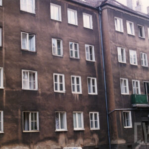 trzypiętrowy, prosty budynek z użytkowym poddaszem