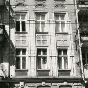 fragment ściany z oknami