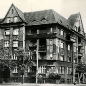 trzypiętrowa kamienica narożna z z użytkowym poddaszem, balkonami, wykuszami, trójkątnymi szczytami