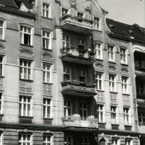 trzypiętrowa kamienica z suteryną i użytkowym poddaszem