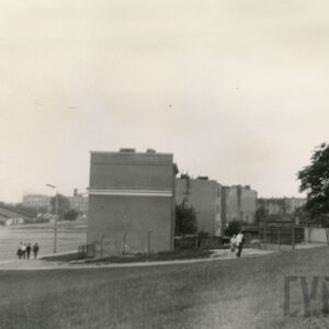 murowane, wielokondygnacyjne murowane budynki mieszkalne, pośrodku boczna ściana budynku bez okien