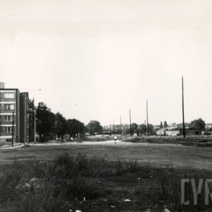 pas zieleni, z lewej fragmenty bloków mieszkalnych