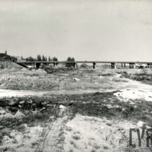 nieużytki, w głębi betonowy wiadukt