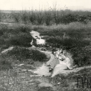 nieużytki, środkiem betonowa rura z ciekiem wodnym