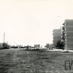 pusta przestrzeń, z prawej bloki mieszkalne