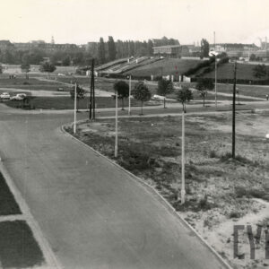 asfaltowa ulica widoczna z góry, w głębi z prawej wał stadionu