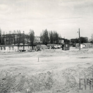 baraki drewniane i murowane ogrodzone metalową siatką