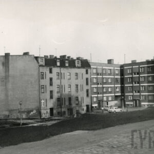 kilkupiętrowa kamienica i kilkupiętrowy budynek mieszkalny z okresu PRL-u