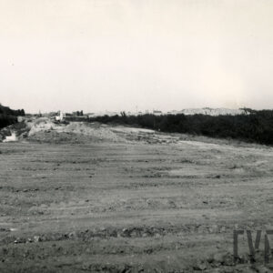 nieużytki, w głębi widoczny rozkopany teren