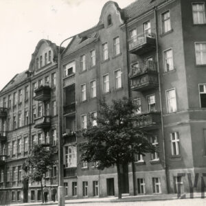 sześciokondygnacyjne murowane budynki z balkonami