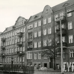 pięciokondygnacyjne otynkowane kamienice ze szczytami, w części okien balkony