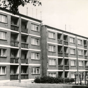 czterokondygnacyjny budynek mieszkalny z balkonami