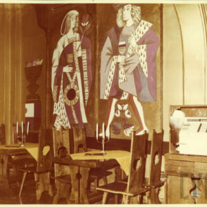 wnętrze bistra stylizowane na renesans z drewnianymi meblami i ścianami ozdobionymi geometrycznymi rysunkami postaci ubranych w renesansowe stroje