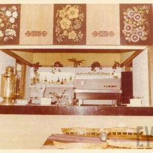 wnętrze baru z drewnianymi meblami i ścianami z elementami dekoracyjnymi w stylu rosyjskim