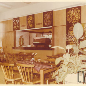 wnętrze baru z drewnianymi meblami i ścianami z elementami dekoracyjnymi w stylu rosyjskim