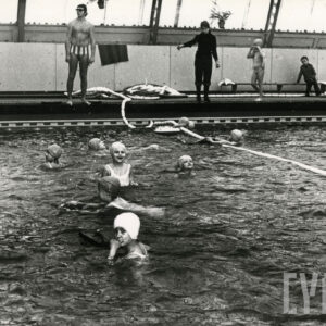 dzieci bawiące się w basenie krytej pływalni