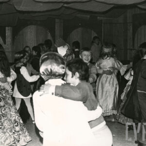 dzieci w przebraniach tańczą w parach na sali