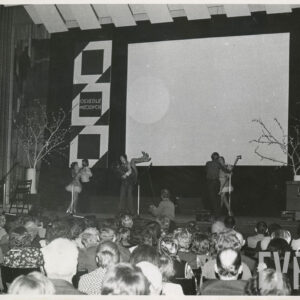 występy taneczne na scenie, na pierwszym planie widzowie