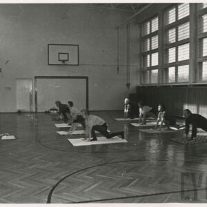 grupa ludzi ćwicząca w sali gimnastycznej