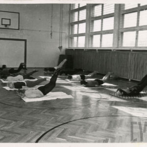 grupa ludzi ćwicząca w sali gimnastycznej