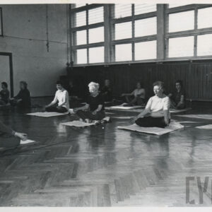 grupa ludzi ćwicząca w sali gimnastycznej