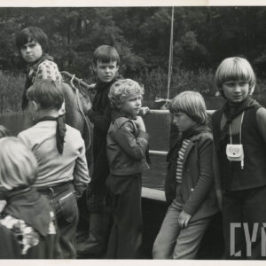 grupa dzieci nad wodą