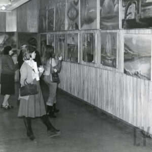 grupa ludzi ogląda wystawę obrazów