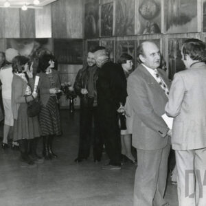 duża grupa ludzi ogląda wystawę obrazów