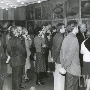 duża grupa ludzi ogląda wystawę obrazów