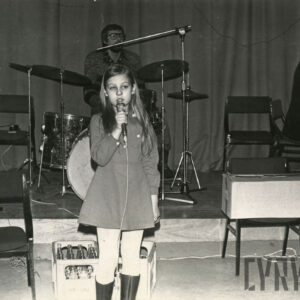 dziewczynka z mikrofonem występuje na scenie