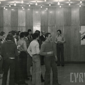 grupa ludzi oglądających wystawę