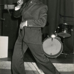 mężczyzna z mikrofonem na scenie