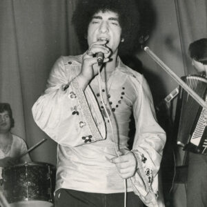 śpiewający do mikrofonu mężczyzna