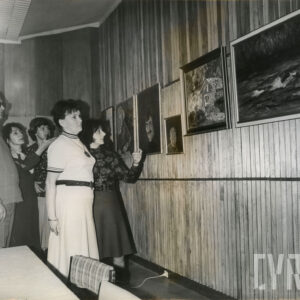 grupa ludzi oglądająca wystawę