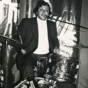 mężczyzna gra na perkusji