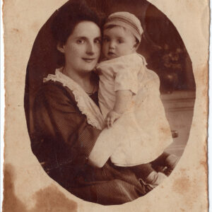 owalny portret młodej kobiety z dzieckiem na ręku 