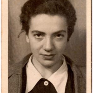 portret młodej kobiety en face z włosami zaczesanymi do góry, z białym kołnierzykiem bluzki lub sukienki