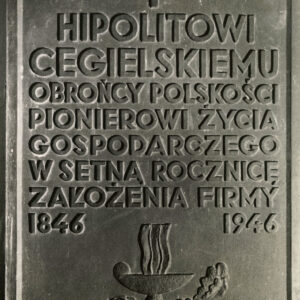 kamienna tablica z napisami przytwierdzona do muru