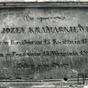 kamienna tablica z napisami przytwierdzona do muru